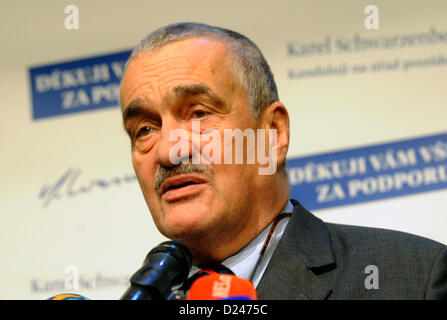 Prague, République tchèque. 12 janvier 2013. Karel Schwarzenberg, candidat à l'élection présidentielle Commentaires Les résultats préliminaires des élections présidentielles au cours de la conférence de presse à Prague, en République tchèque, le samedi, 12 janvier, 2013. Milos Zeman et Schwarzenberg avancé pour le second tour de l'élection qui aura lieu le 25 et 26 janvier.(Photo/CTK Michal Krumphanzl) Banque D'Images