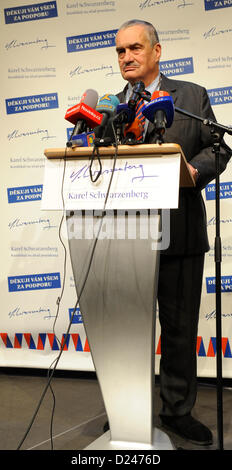 Prague, République tchèque. 12 janvier 2013. Karel Schwarzenberg, candidat à l'élection présidentielle Commentaires Les résultats préliminaires des élections présidentielles au cours de la conférence de presse à Prague, en République tchèque, le samedi, 12 janvier, 2013. Milos Zeman et Schwarzenberg avancé pour le second tour de l'élection qui aura lieu le 25 et 26 janvier. (Photo/CTK Michal Krumphanzl) Banque D'Images