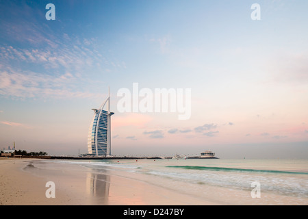 Burj al Arab, au lever du soleil avec copie espace vue de la plage de Jumeirah Banque D'Images