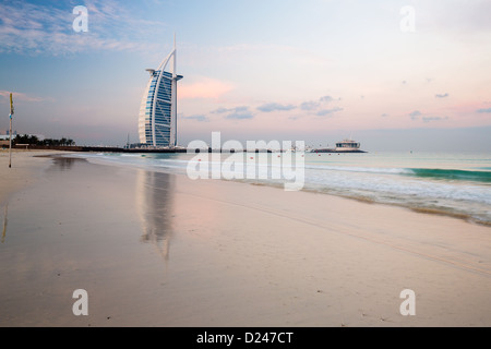 Burj al Arab, au lever du soleil avec copie espace vue de la plage de Jumeirah Banque D'Images