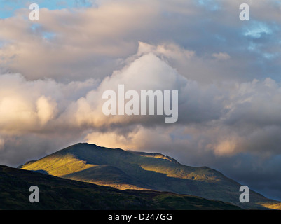 L'éclairage spectaculaire sur la plage de Ben Lawers sous un ciel du soir avec des nuages Banque D'Images