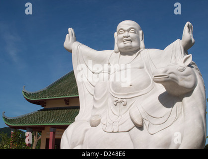 Une statue de Bouddha en marbre à la pagode Linh Ung, Da Nang Vietnam Banque D'Images