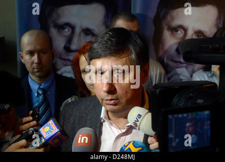 Prague, République tchèque. 12 janvier 2013. Déçu candidat à l'élection présidentielle, Jan Fischer commentaires résultats préliminaires des élections présidentielles à Prague, en République tchèque, le samedi, 12 janvier, 2013. Jan Fischer a été le candidat préféré, mais il n'a pas l'avance pour le deuxième tour des élections qui aura lieu le 25 et 26 janvier. (CTK Photo/Vit Simanek) Banque D'Images