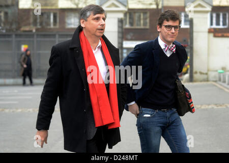 Prague, République tchèque. 12 janvier 2013. Candidat à l'élection présidentielle, Jan Fischer (à droite) vient avec son fils Jan à son personnel de campagne à Prague, en République tchèque, le samedi, 12 janvier, 2013. Jan Fischer a été le candidat préféré, mais il n'a pas l'avance pour le deuxième tour des élections qui aura lieu le 25 et 26 janvier. (CTK Photo/Vit Simanek) Banque D'Images