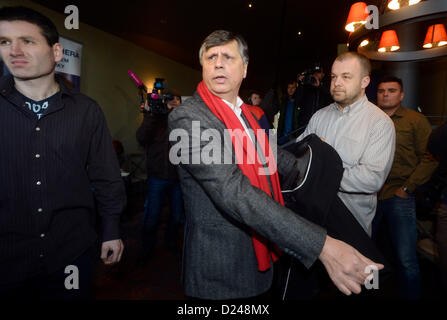 Prague, République tchèque. 12 janvier 2013. Candidat à l'élection présidentielle, Jan Fischer, vient à son personnel de campagne à Prague, en République tchèque, le samedi, 12 janvier, 2013. Jan Fischer a été le candidat préféré, mais il n'a pas l'avance pour le deuxième tour des élections qui aura lieu le 25 et 26 janvier. (CTK Photo/Vit Simanek) Banque D'Images