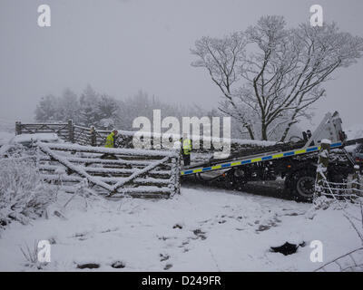 Tameside, UK. 14 janvier 2013. Les conditions de neige et de glace ont abouti à un accident impliquant deux véhicules sur l'A635 Holmfirth Rd. La route traverse Tameside Moor et pouvez obtenir dangereux dans la neige et la glace en hiver. Credit : Jozef mikietyn / Alamy Live News Banque D'Images