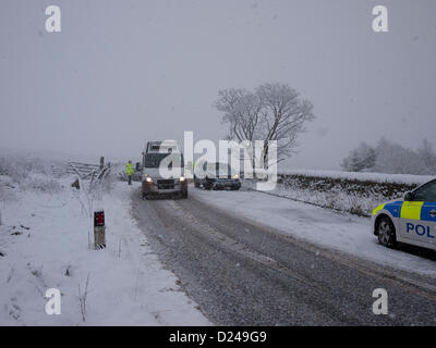 Tameside, UK. 14 janvier 2013. Les conditions de neige et de glace ont abouti à un accident impliquant deux véhicules sur l'A635 Holmfirth Rd. La route traverse Tameside Moor et pouvez obtenir dangereux dans la neige et la glace en hiver. Credit : Jozef mikietyn / Alamy Live News Banque D'Images