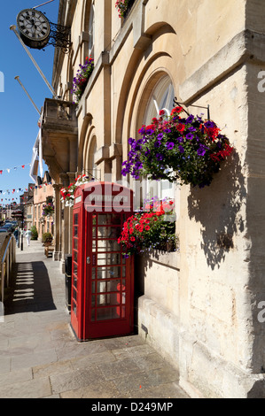 Une boîte de téléphone rouge à l'extérieur de la Mairie de Corsham, Wiltshire, Angleterre. Banque D'Images