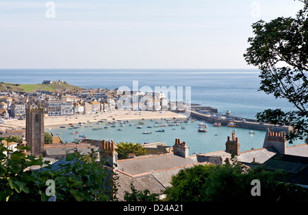 St Ives harbour vue sur les toits avec la marée. Cornwall UK Banque D'Images