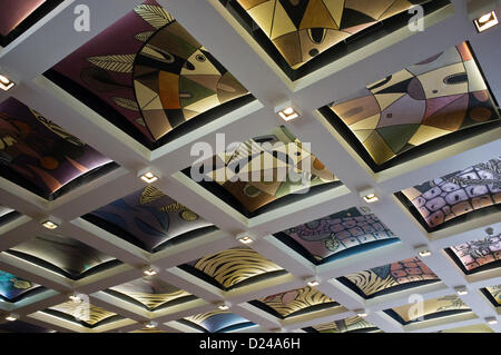 Jérusalem, Israël. 14 janvier 2013. Le plafond décoré dans le hall principal de la résidence du Président. Jérusalem, Israël. 14-Jan-2013. Le Président Shimon Peres accorde des lettres de nomination de douze nouveaux juges à la résidence des présidents en présence du ministre de la Justice Ya'akov Ne'eman et l'Honorable Asher Grunis, Président de la Cour suprême et la Haute Cour de Justice. Banque D'Images