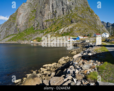 Cabines et magasins sur l'île de Hamnoya sous le Festhelltinden Lofoten, Norvège arctique pics Banque D'Images