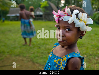 Gilr avec fleurs dans les cheveux, les îles Trobriand, Papouasie Nouvelle Guinée Banque D'Images