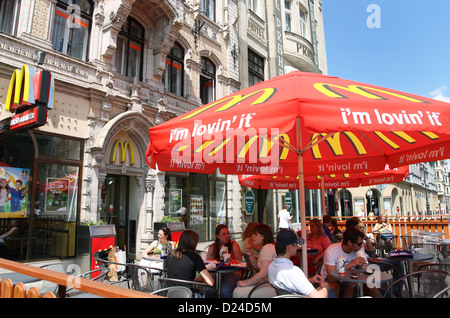 Liberec, République tchèque, les gens s'asseoir en face d'un McDonalds Banque D'Images