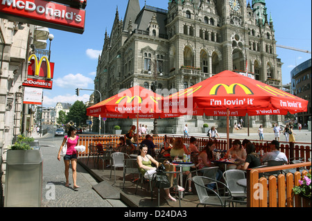 Liberec, République tchèque, extérieur un MCDONALD'S en face de l'hôtel de ville Banque D'Images