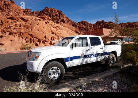 State Park ranger véhicules dans le parc national de la vallée de feu nevada usa Banque D'Images