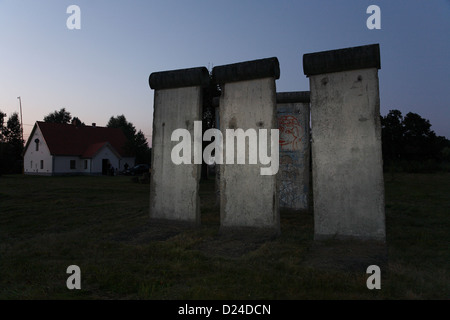 Sosnowka, Pologne, créé des morceaux du mur de Berlin dans le crépuscule Banque D'Images