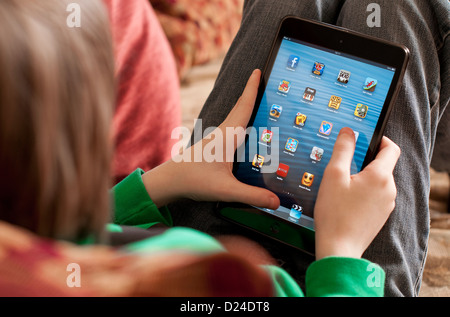 Jeune homme garçon à l'aide d'ipad mini tablet computer Banque D'Images