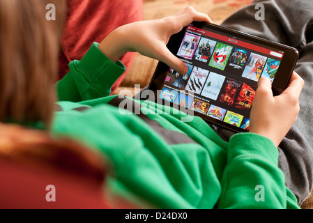 Jeune homme garçon à l'aide d'ipad mini tablet computer Banque D'Images