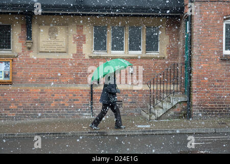 Saffron Walden, Essex, Royaume-Uni. 14 janvier 2013. La neige prédite par le Met Office d'arriver cet après-midi s'est révélée exacte. Ils avaient également mis à niveau leur attention du jaune à l'orange pour les régions de l'Essex. Banque D'Images