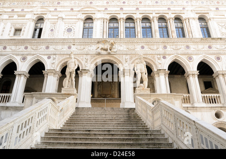 Escalier du géant dans la cour du Palais Ducal , soi-disant en raison de deux immenses statues de Mars et Neptune en haut symbolisant la République est l'autorité sur la terre et de la mer. Travaux de Sansovino - Venise, Italie Banque D'Images