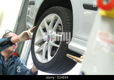 Mécanicien garage contrôle de la profondeur de la voie juridique Banque D'Images