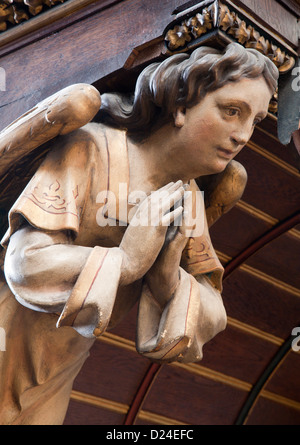 KOSICE - 3 janvier : Angel statue en bois à l'orgue de 19. 100. à Saint Elizabeth cathèdre gothique Banque D'Images