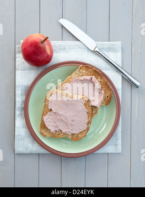 Bruxelles Pate sur farine de pain grillé, avec une poire rouge. Banque D'Images