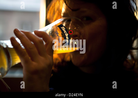 Femme buvant de la bière bavaroise allemande Banque D'Images