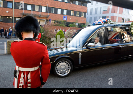 Un soldat des gardes en tenue formelle à des funérailles militaires à Croydon. Banque D'Images