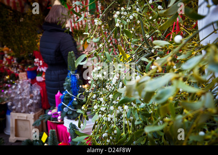 Le gui en vente sur stand dans le marché de Noël d'Allemagne Banque D'Images