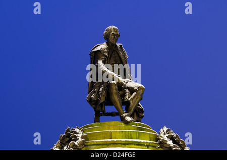 Statue de William Shakespeare avec la lumière de neige, Gower Memorial, Stratford-upon-Avon, Royaume-Uni Banque D'Images