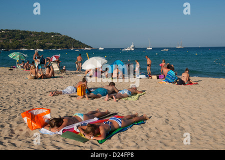 Soleil, Soleil, Personnes, plage, Tahiti, Tahiti Plage, Mer, Sant Tropez, St Tropez, France, Europe Banque D'Images