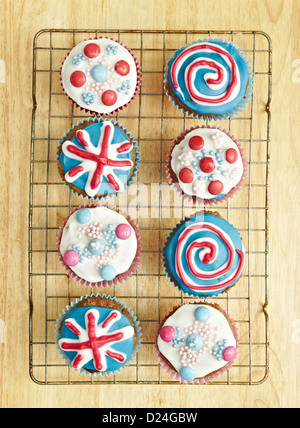 Cup cakes avec rouge, blanc et bleu cerise sur une grille de refroidissement Banque D'Images