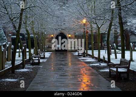 Chemin d'accès à l'église Holy Trinity en hiver, Stratford-upon-Avon, Royaume-Uni Banque D'Images