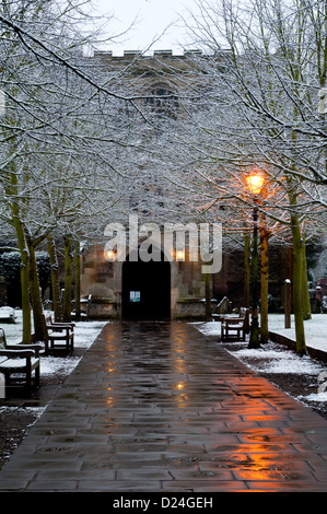 Chemin d'accès à l'église Holy Trinity en hiver, Stratford-upon-Avon, Royaume-Uni Banque D'Images