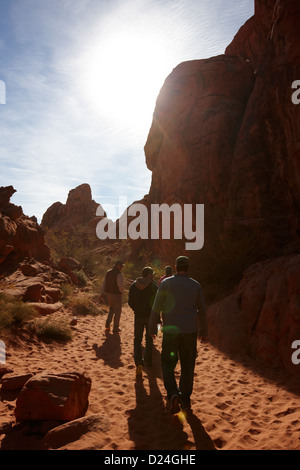 Les touristes à marcher le long du sentier du réservoir de Souris Valley of Fire State Park nevada usa lens flare Banque D'Images