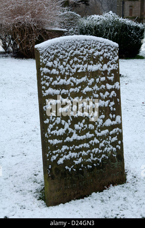 Pierre tombale dans l'église Holy Trinity en hiver, Stratford-upon-Avon, Royaume-Uni Banque D'Images