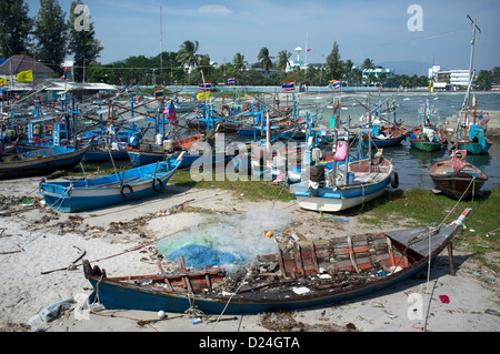 Bateaux de pêche dans le port de Hua Hin en Thaïlande Banque D'Images