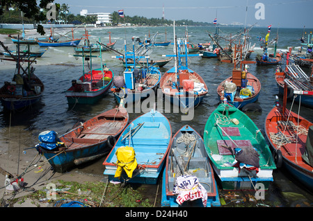 Bateaux de pêche dans le port de Hua Hin en Thaïlande Banque D'Images