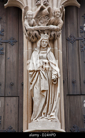 KOSICE - 3 janvier : Sainte Reine Elizabeth de Hongrie sur le portail nord de la cathédrale gothique Saint Elizabeth Banque D'Images