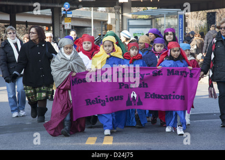 Les enfants et les adultes participent au défilé du jour de 3 rois dans Brooklyn, New York. Banque D'Images