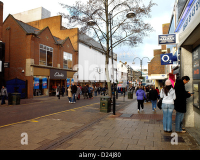 Sutton High Street Zone Piétonne Ventes De Janvier et Shoppers Distributeur Banque D'Images