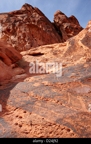 Pétroglyphes sur gros rocher falaise Valley of Fire State Park nevada usa Banque D'Images