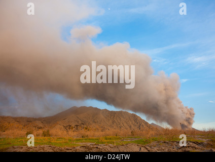 Éruption volcanique en volcan Tavurvur, Rabaul, en Nouvelle Bretagne Island, Papouasie-Nouvelle-Guinée Banque D'Images