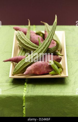 Un bol d'okra, patates douces et concombres Banque D'Images