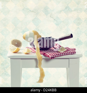 La moitié d'un citron pelé sur une vieille casserole Banque D'Images