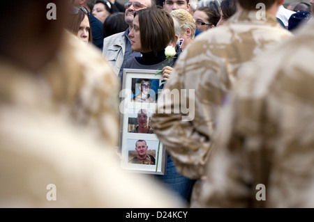 Les parents des soldats britanniques morts tenir leurs photos à une parade pour Bienvenue chez les soldats qui reviennent d'Afghanistan. Banque D'Images