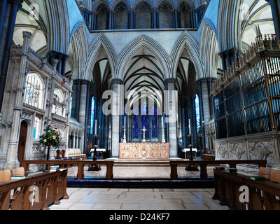 Cathédrale de Salisbury Salisbury Wiltshire Angleterre Autel et prisonnier d'opinion Vitrail Banque D'Images