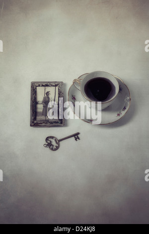 Une tasse de café avec une vieille photo et une vieille clé Banque D'Images