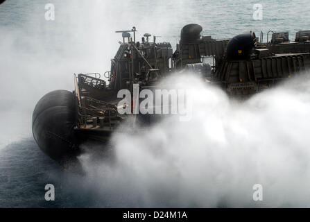 Un des engins de débarquement, d'un coussin d'air (LCAC) part de transport amphibie USS dock Green Bay (LPD 20). Green Bay fait partie de la groupe amphibie de Peleliu et entrepris, avec 15e Marine Expeditionary Unit, est déployé à l'appui d'opérations de sécurité maritime et les efforts de coopération en matière de sécurité dans le théâtre dans la 5e Flotte des États-Unis zone de responsabilité. Jan 14, 2013 (U.S. Photo de la marine) Banque D'Images